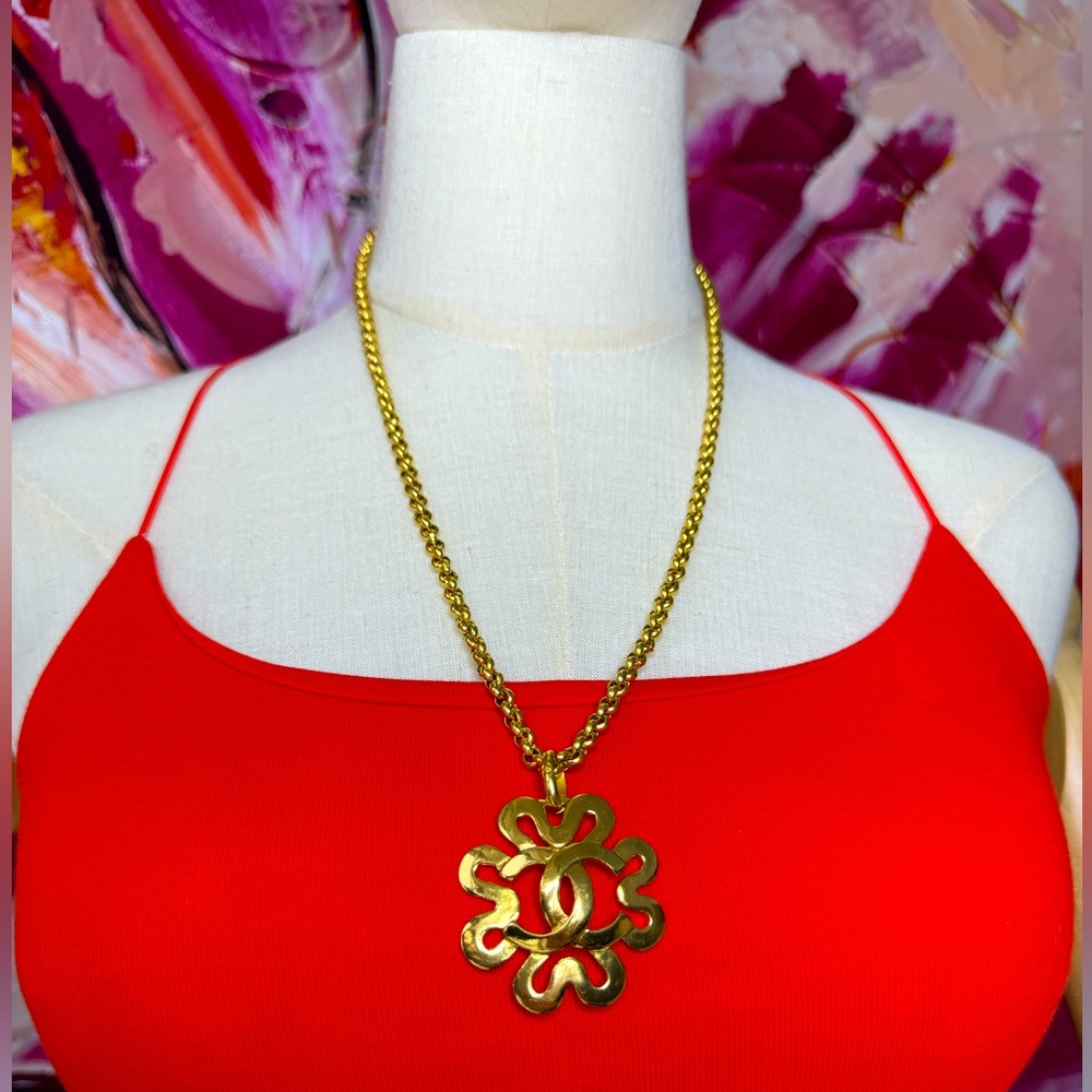 ❗️FINAL PRICE❗️LOT 814 24K gold plated Chanel vintage necklace with CC pendant - Picture 2 of 9